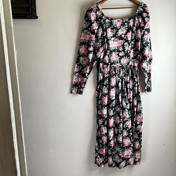 VINTAGE Pink flowers on black background. Classic styling - Picture 2 of 5